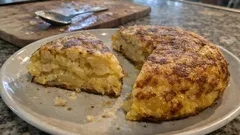 Tortilla de patatas alta e morbida: il trucco per girarla senza romperla
