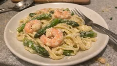 Pasta asparagi e gamberetti cremosa, senza panna: il trucco è nell’acqua di cottura