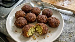 Falafel di ceci fatti in casa: croccanti fuori, morbidi dentro (con cumino e prezzemolo)