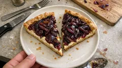 Crostata salata di cipolle rosse e ricotta: la torta rustica perfetta per l’aperitivo