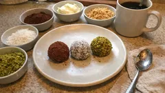 Tris di tartufini al caffè senza cottura: cacao, cocco e pistacchio in 15 minuti