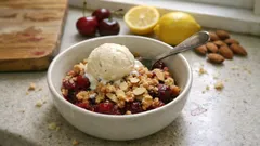 Crumble di ciliegie alle mandorle: croccante sopra, morbido sotto (pronto in 25 minuti)