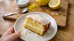 Lemon drizzle cake soffice con crema agli agrumi e glassa al limone
