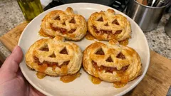 Zucche di pasta sfoglia con marmellata: dolcetti di Halloween pronti in 25 minuti