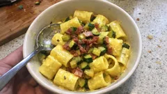 Pasta zucchine, ricotta e zafferano: cremosa in 20 minuti con guanciale croccante