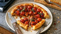 Tarte tatin ai pomodorini: la torta salata rovesciata che fa subito aperitivo