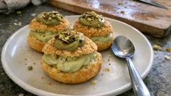 Bignè panna e pistacchio in friggitrice ad aria: leggeri, vuoti dentro e pronti da farcire