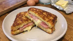 French toast salato prosciutto e formaggio: dorato fuori, filante dentro