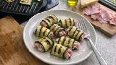 Involtini di zucchine grigliate con prosciutto e Grana: antipasto pronto in 10 minuti