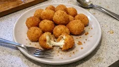 Mozzarelline fritte croccanti e filanti: la doppia panatura che non le fa aprire