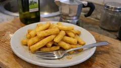 Panissa ligure croccante: la ricetta originale con farina di ceci (e riposo notturno)