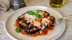 Parmigiana di melanzane in padella: tutta la cremosità, senza accendere il forno