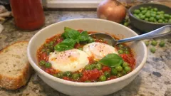 Uova con piselli in umido: la ricetta salva-cena in una sola padella