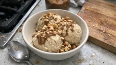Gelato alle nocciole senza gelatiera: cremoso e pronto da freezer in pochi passaggi