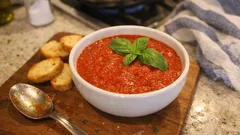 Salsa rubra fatta in casa: cremosa e agrodolce, perfetta per crostini e fritti