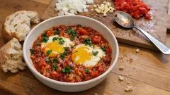 Shakshuka in padella: uova nel sugo di pomodoro speziato, pronta in 30 minuti