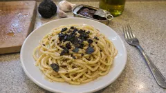 Spaghetti alla nursina al tartufo nero: pochi ingredienti, profumo intenso