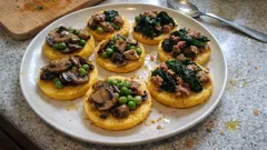 Crostini di polenta al forno: croccanti e facili, con due farciture da aperitivo