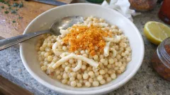 Fregula con seppie e bottarga: cremosa come un risotto, pronta per una cena speciale