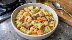 Carbonara di mare con paccheri: cremosa senza panna, pronta in pochi minuti