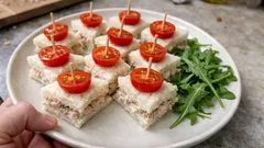 Tramezzini di Natale al tonno: mini triangoli cremosi pronti in 15 minuti