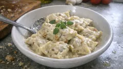 Pansoti con salsa di noci: la ricetta ligure cremosa che profuma di maggiorana