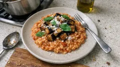 Risotto alla Norma: cremoso, con melanzane dorate e ricotta salata (senza burro)