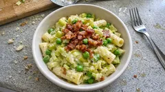 Pasta porri, piselli e pancetta: cremosa senza panna, pronta in pochi minuti