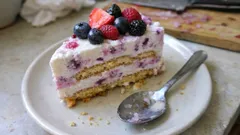 Torta gelato yogurt e frutti di bosco: pronta senza gelatiera, con strati di Oro Saiwa