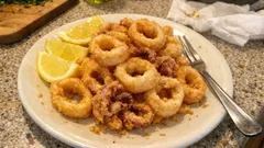 Calamari fritti croccanti e leggeri: semola, olio caldo e 3 minuti di cottura