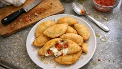 Mini calzoni pomodorini e mozzarella: l’impasto alla panna che resta morbido