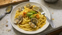 Tre paste alle vongole da provare: limone, carote e fiori di zucca allo zafferano