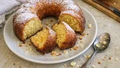 Ciambellone all’arancia soffice e profumato: la ricetta che resta morbida per giorni