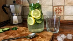 Sport drink, tisane fredde e acque detox fatte in casa: 5 idee fresche in pochi minuti