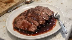 Brasato di manzo al vino rosso: marinatura di 12 ore e cottura lenta per un sugo perfetto