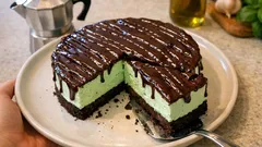 Cheesecake menta e cioccolato senza cottura: cremosa, fresca e pronta in frigo