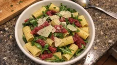 Pasta fredda con bresaola e rucola: il tocco di limone che la rende super fresca
