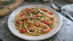 Linguine agli scampi con datterini: il brodo dei carapaci che fa la differenza