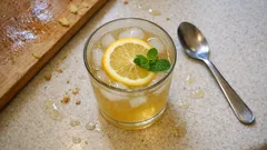 Bevanda rinfrescante con aceto di mele, limone e zenzero: pronta in pochi minuti