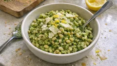 Farro con pesto di zucchine e mandorle: un primo fresco da preparare in anticipo