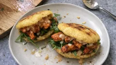 Arepas in padella con pollo e rucola: l’impasto veloce che non si spacca in cottura
