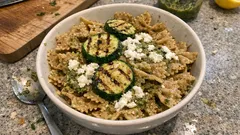 Pasta fredda al pesto e zucchine grigliate: cremosa con fiocchi di latte