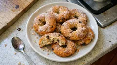 Ciambelle di mosto marchigiane: soffici, profumate all’anice e con crosticina di zucchero