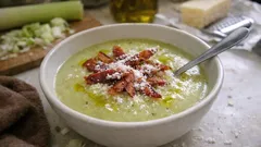 Vellutata di porri e patate: cremosa e semplice, con speck croccante