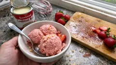 Gelato alla fragola fatto in casa senza gelatiera: cremoso con panna e latte condensato